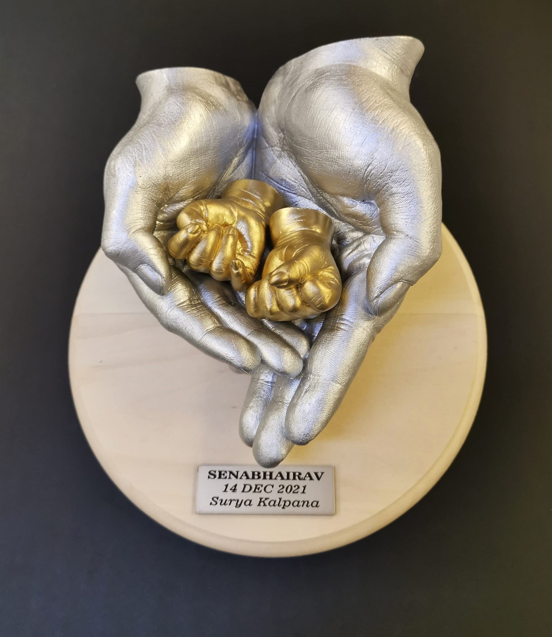B&G Lifecasting Family Statue Cast S4 (Parents' Hands + Baby Hands Total 4 Hands)