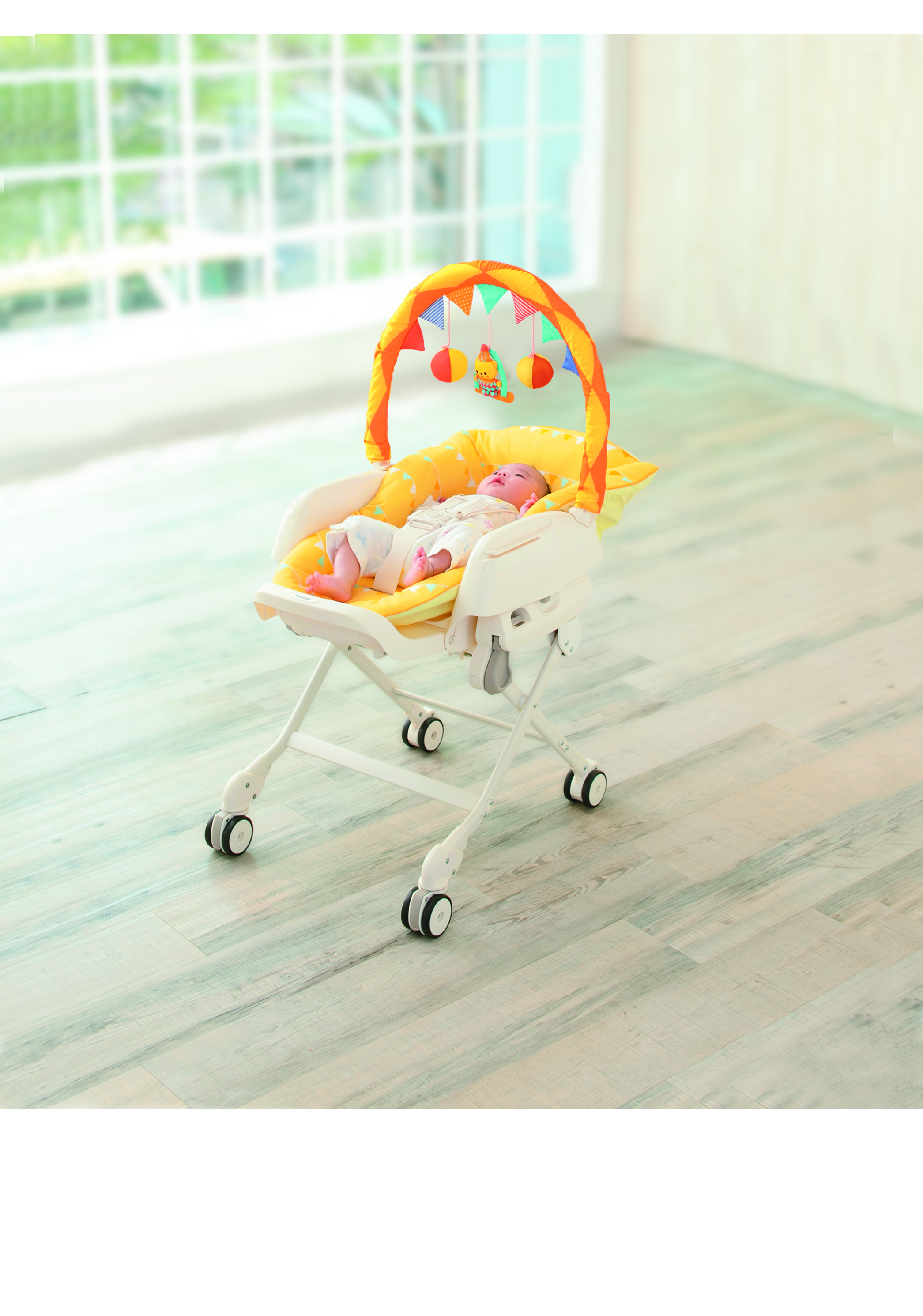 Combi Joy Parenting Station (Manual Swing Highchair)